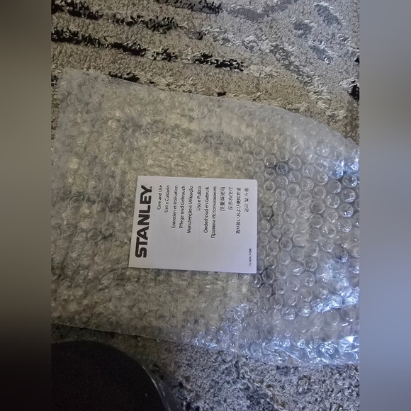 EXCLUSIVE MUST-HAVE Stanley x Hello Kitty 40 oz Quencher H2.0 Tumbler - Picture 10 of 12